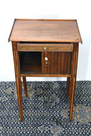 Petit meuble ouvrant par un rideau Epoque XIX
