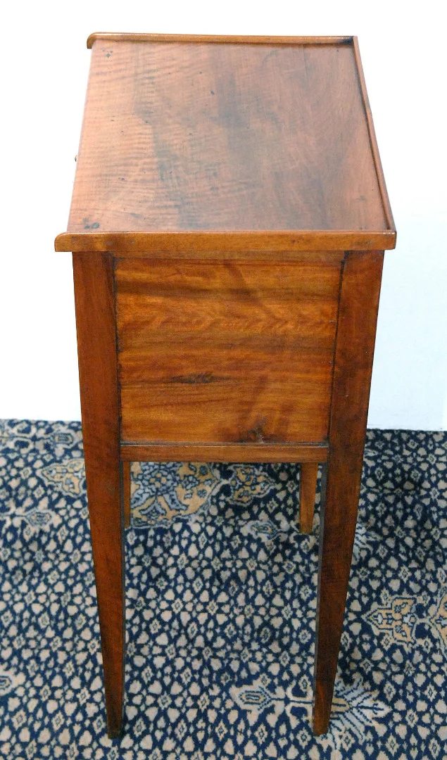 Petit meuble ouvrant par un rideau Epoque XIX