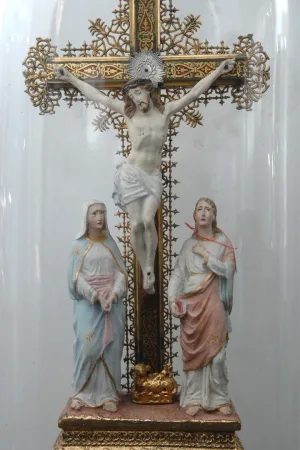 Christ et personnages (sous globe)