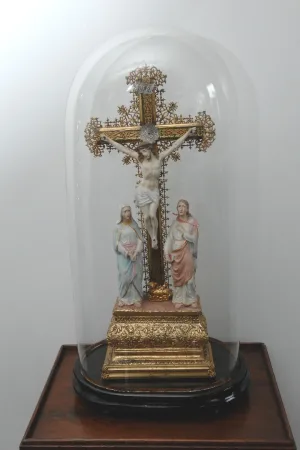 Christ et personnages (sous globe)