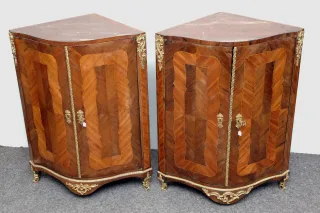 Une paire d'encoignures  en marqueterie fin Napoléon III