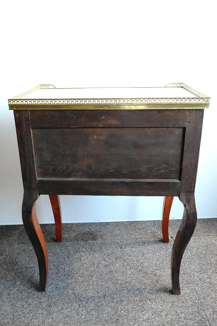 Elegante petite commode de style Louis XV