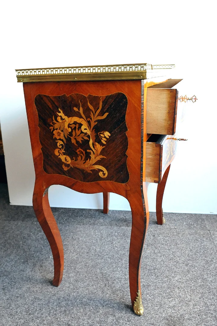 Elegante petite commode de style Louis XV