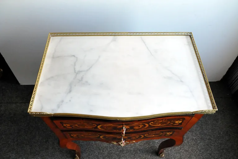 Elegante petite commode de style Louis XV