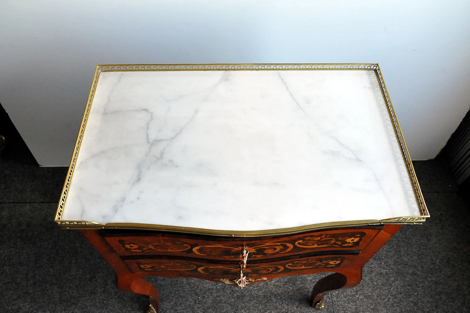 Elegante petite commode de style Louis XV