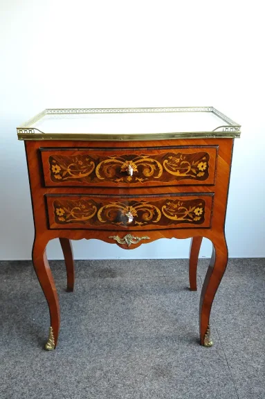 Elegante petite commode de style Louis XV