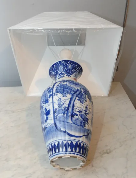 Une paire de vases décor Japonisant équipés en lampe
