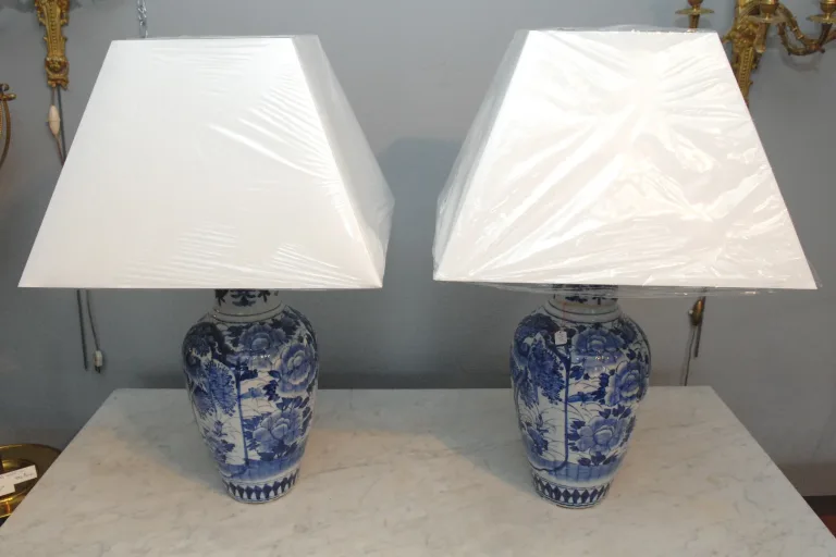 Une paire de vases décor Japonisant équipés en lampe