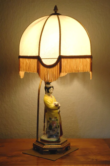 LAMP with SCULPTURE OF A YOUNG JAPANESE WOMAN