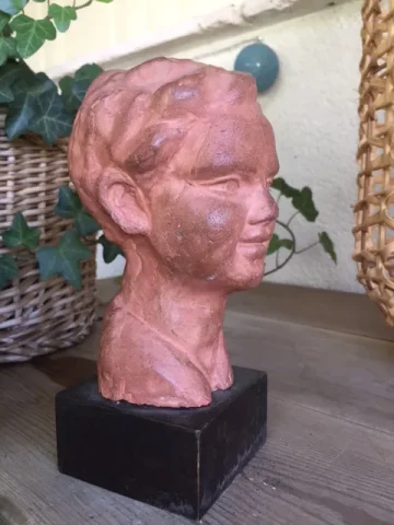 BUST SIGNED BELA