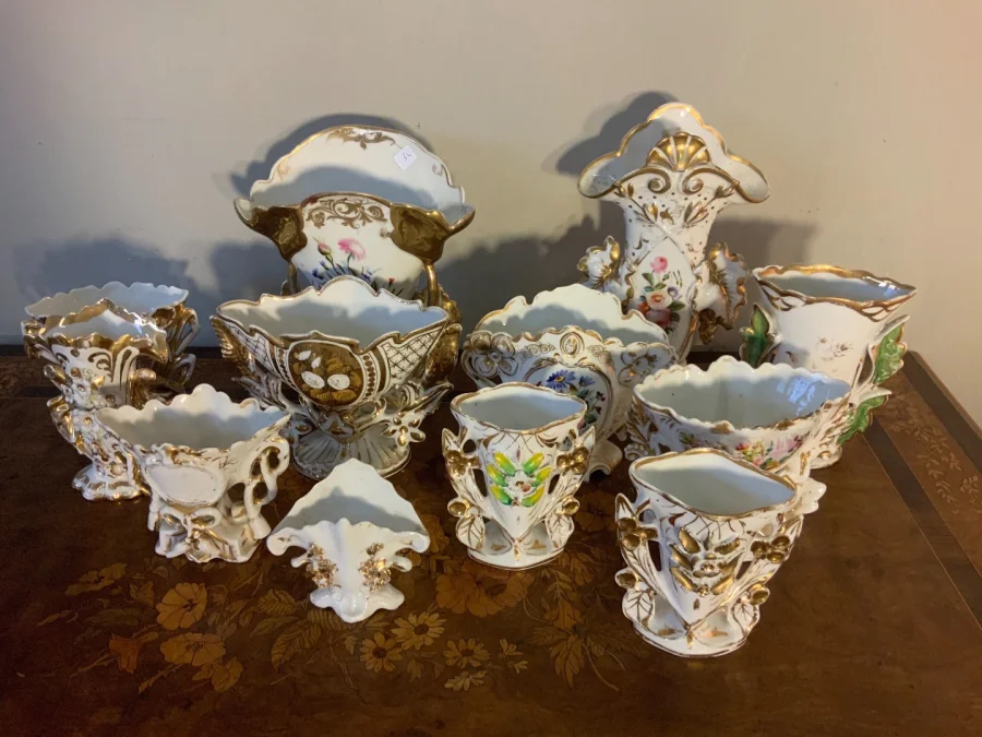 Lot de vases en porcelaine de Paris
