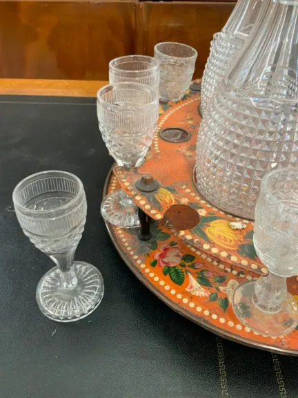 Cabaret rond avec 3 flacons et 12 verres