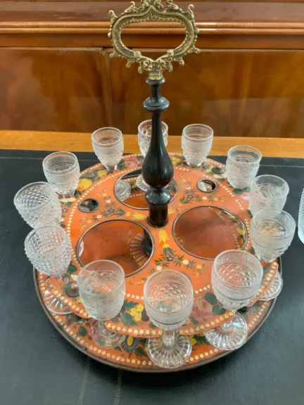 Cabaret rond avec 3 flacons et 12 verres