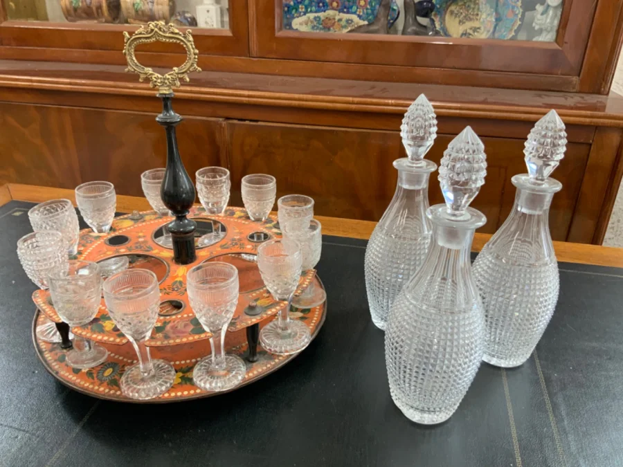 Cabaret rond avec 3 flacons et 12 verres