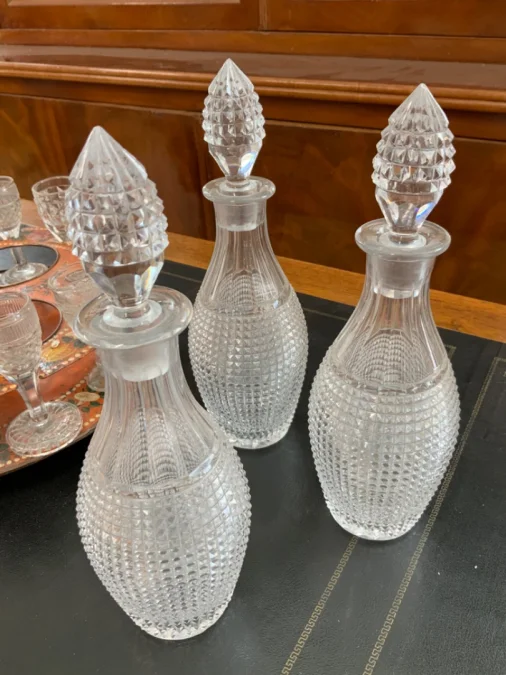 Cabaret rond avec 3 flacons et 12 verres