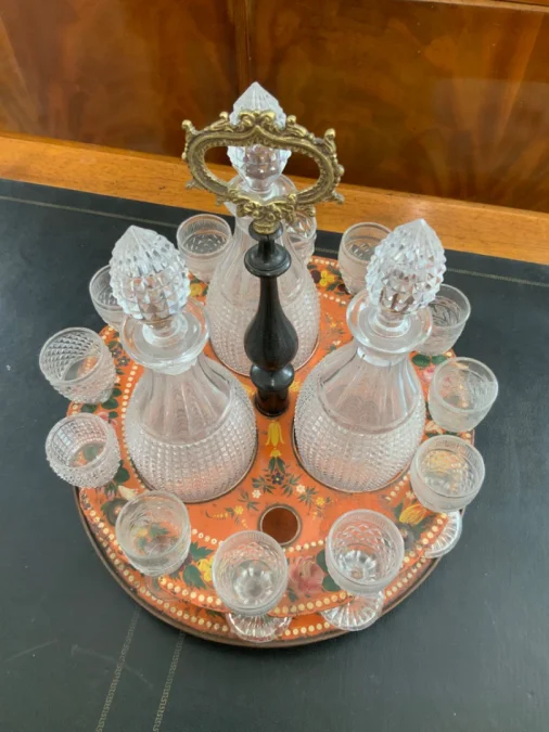 Cabaret rond avec 3 flacons et 12 verres