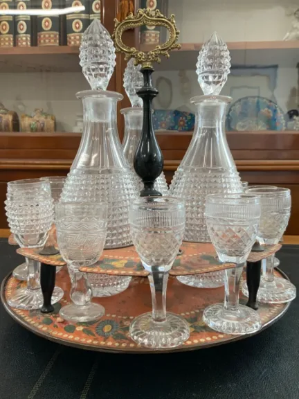 Cabaret rond avec 3 flacons et 12 verres