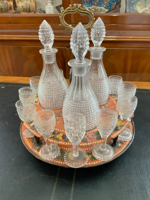 Cabaret rond avec 3 flacons et 12 verres