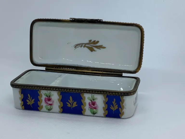 Boîte à pilule en porcelaine