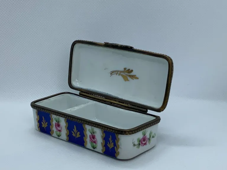 Boîte à pilule en porcelaine