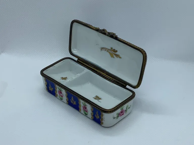 Boîte à pilule en porcelaine