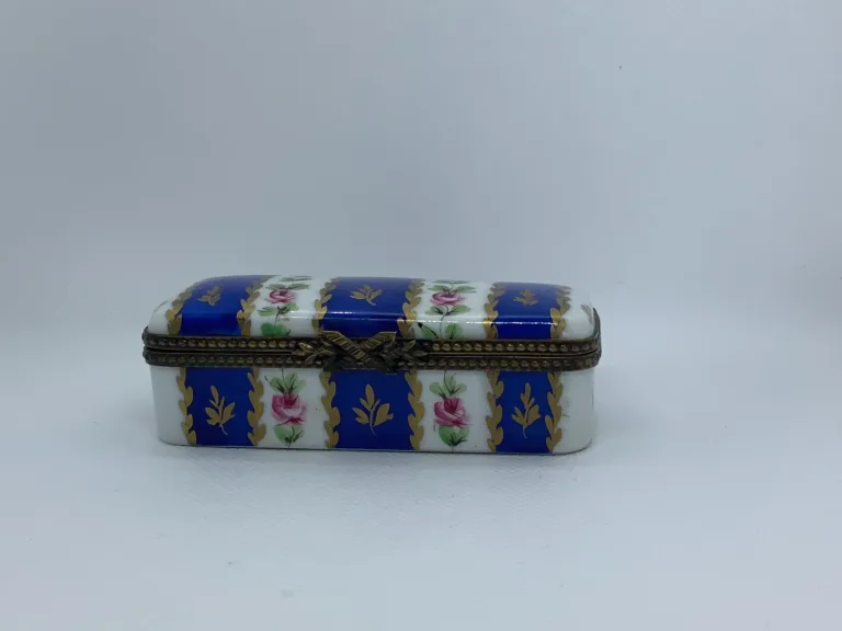 Boîte à pilule en porcelaine