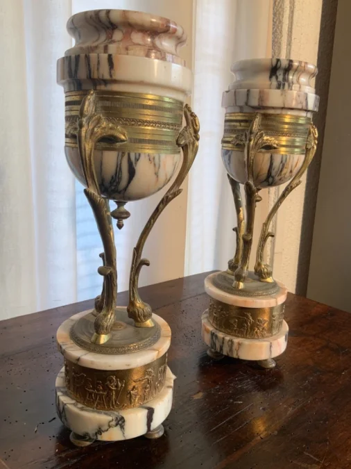 Paire de cassolettes en marbre et bronze