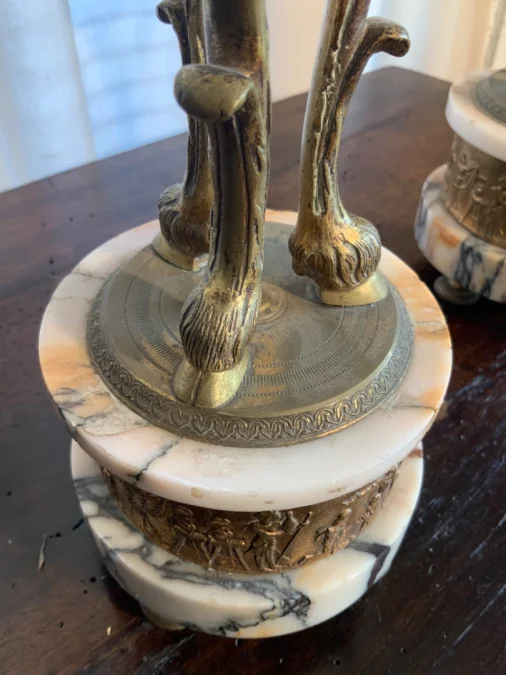 Paire de cassolettes en marbre et bronze