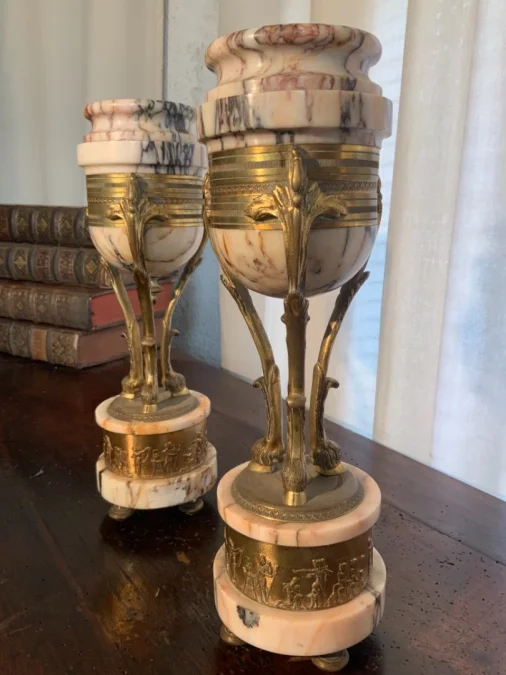 Paire de cassolettes en marbre et bronze