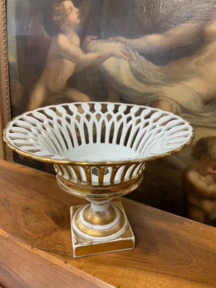 Coupe ronde en porcelaine de Paris