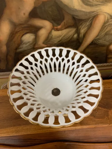 Coupe ronde en porcelaine de Paris