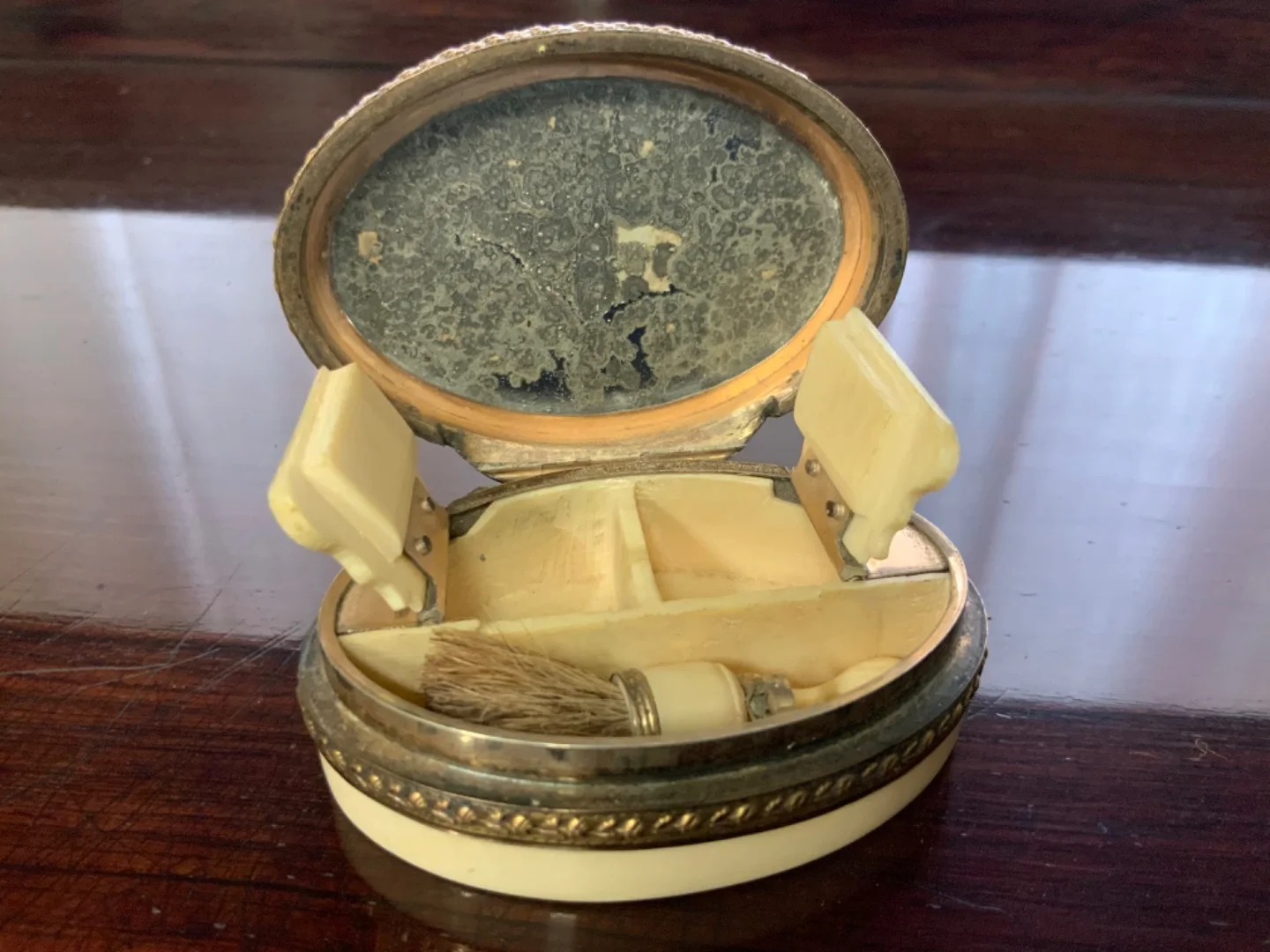 Boîte à fard ovale