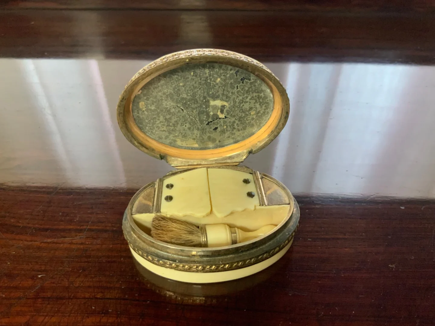 Boîte à fard ovale
