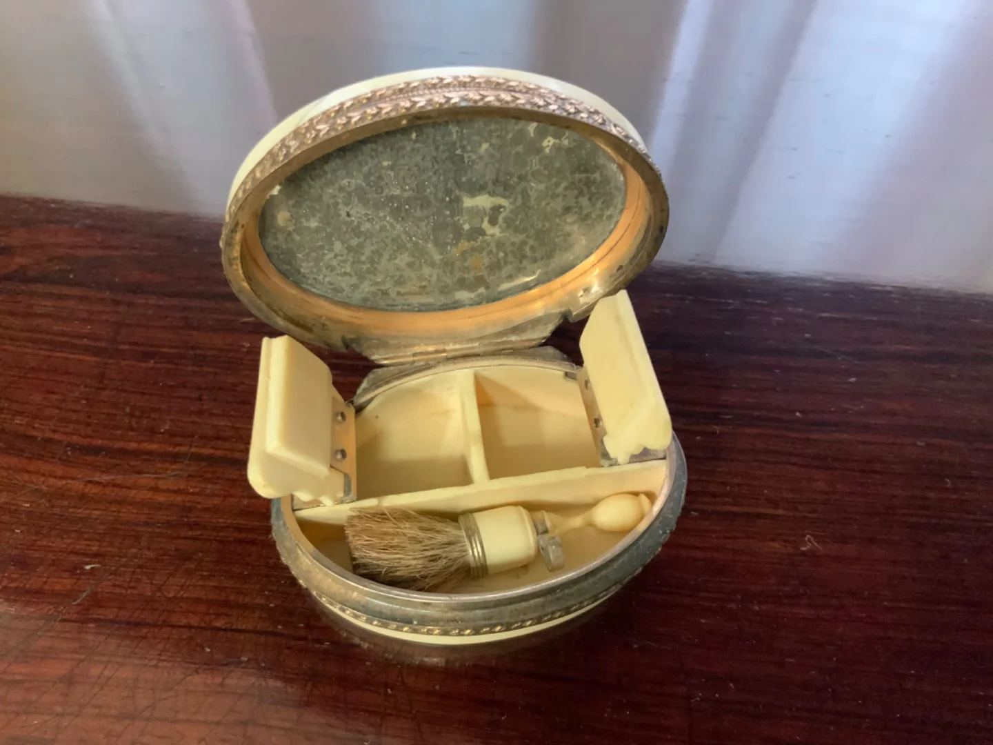 Boîte à fard ovale