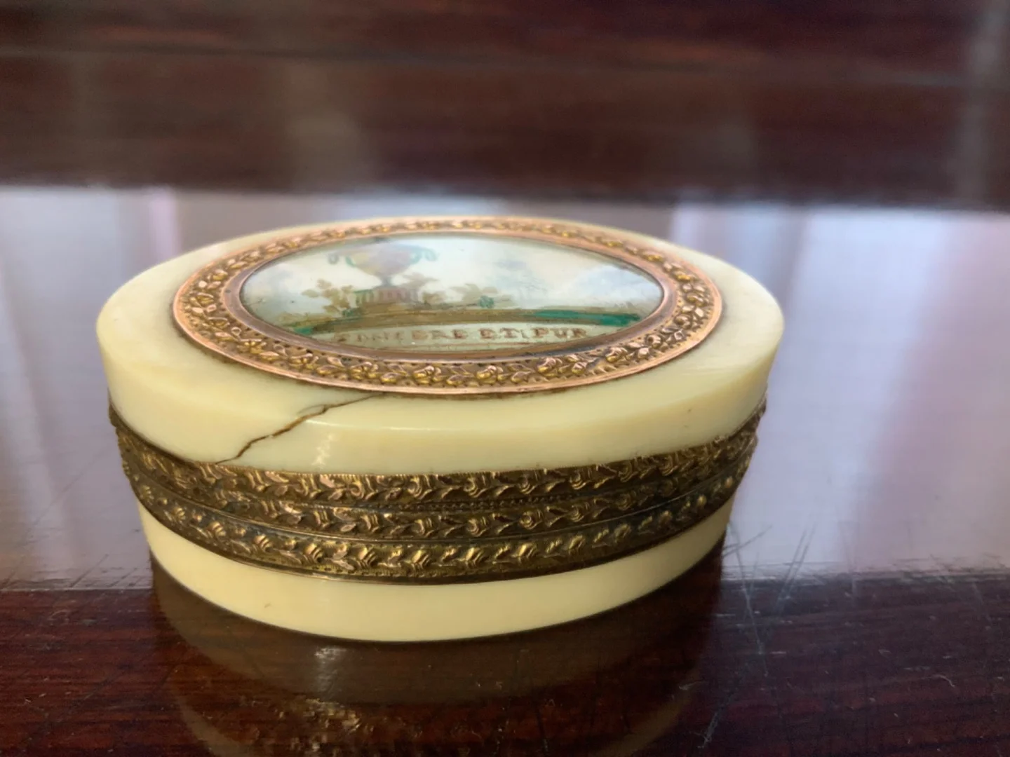 Boîte à fard ovale