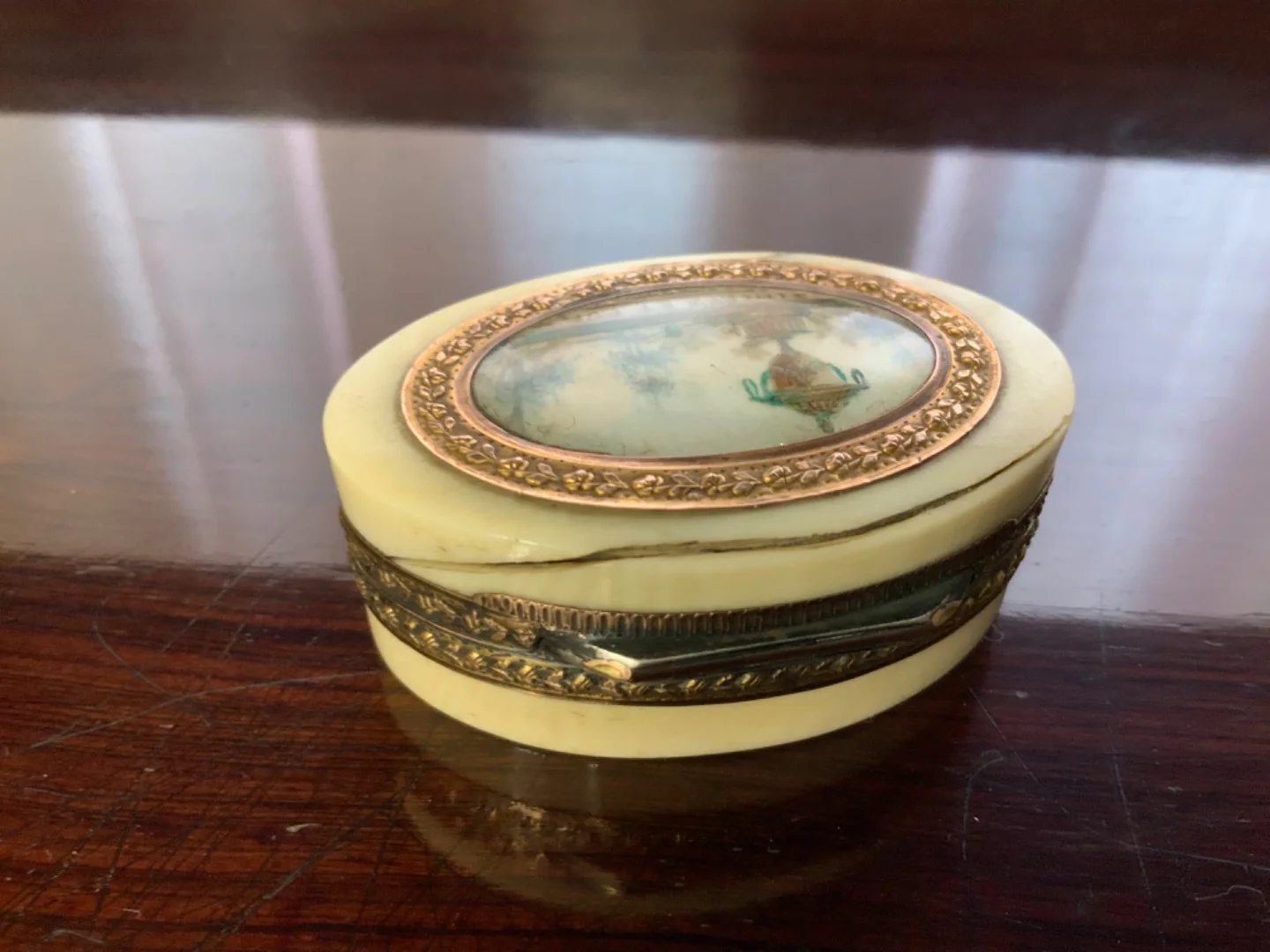 Boîte à fard ovale