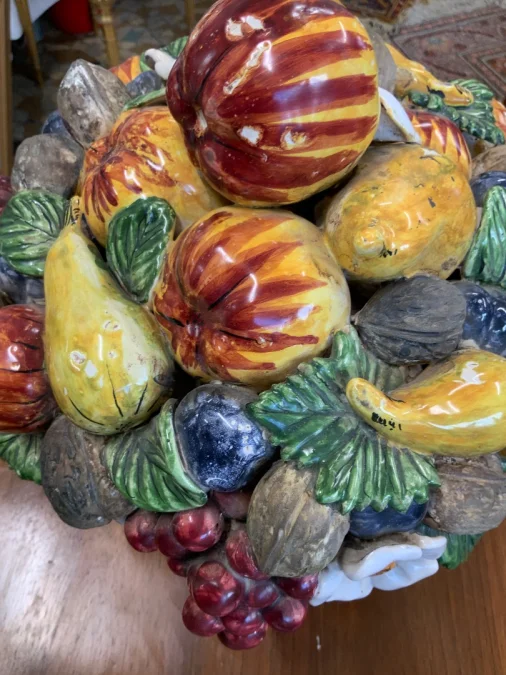 Centerpiece depicting a fruits