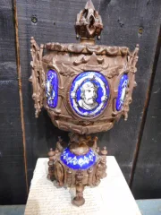 Coupe couverte Néogothique du XIX e siècle