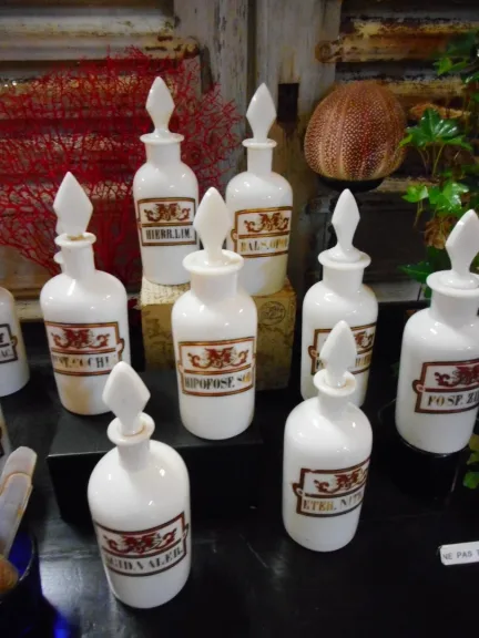 Flacons de Pharmacie en Opaline du XIX e