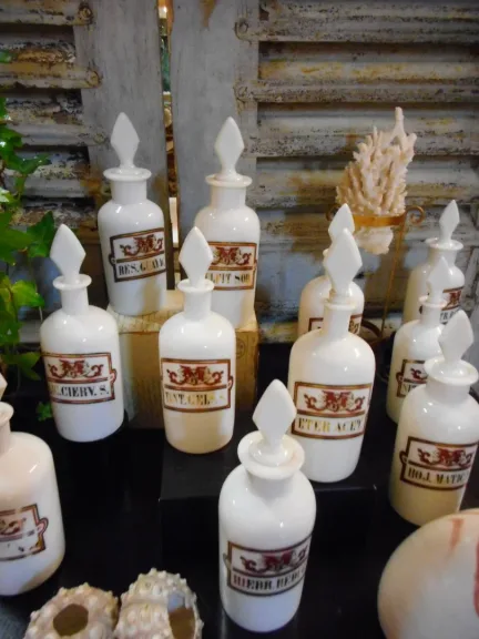 Flacons de Pharmacie en Opaline du XIX e