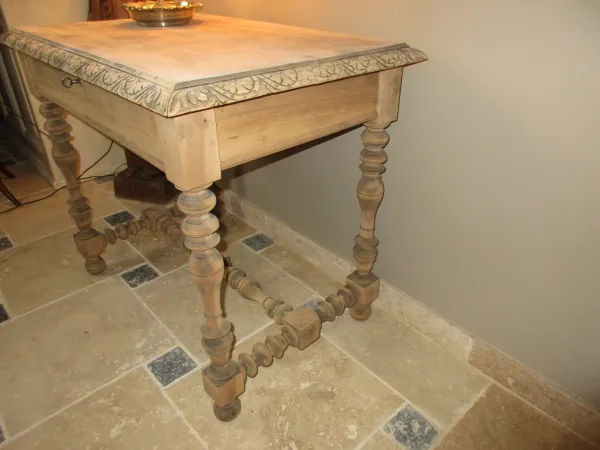 Table Louis XIII bois naturel noyer