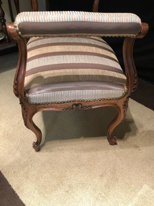 KLAVIERHOCKER IM LOUIS XV-STIL