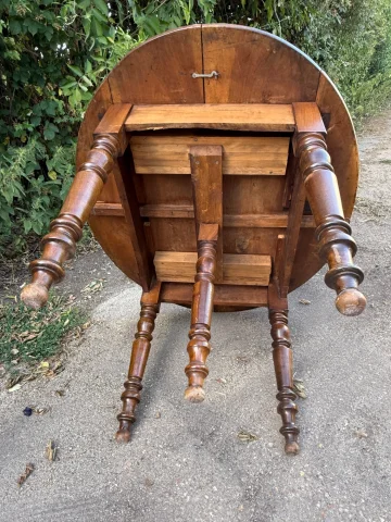 Ovaler Tisch