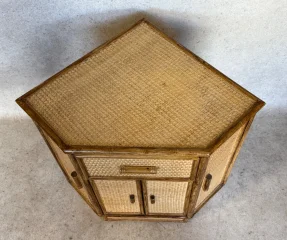 Corner cabinet