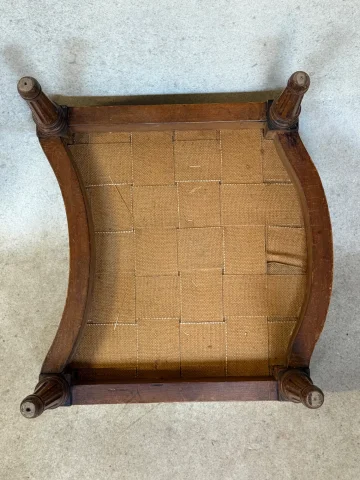 Tabouret de chaise brisée