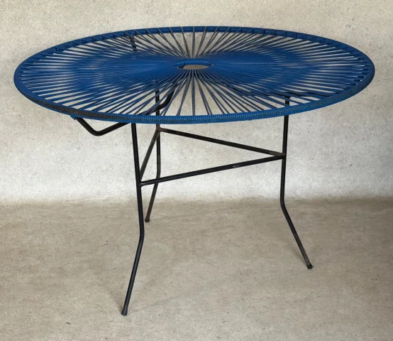 Scoubidou table