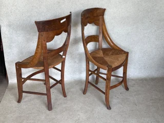Paar rieten stoelen