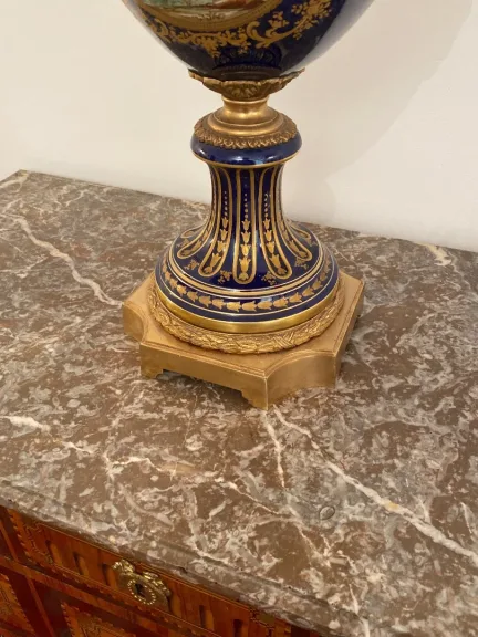 Grand Vase En Porcelaine Bleu Dans Le Gout De Sevres Bronze Doré
