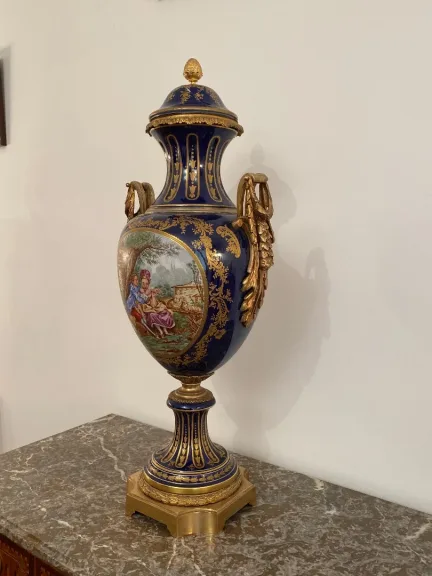 Grand Vase En Porcelaine Bleu Dans Le Gout De Sevres Bronze Doré