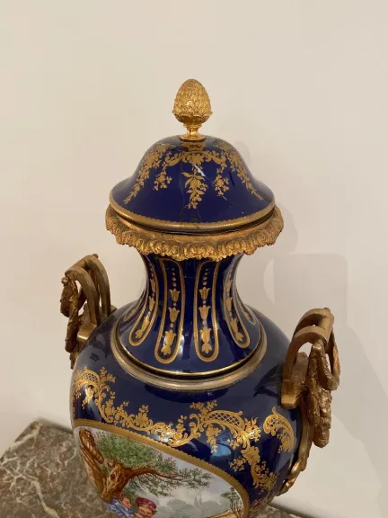 Grand Vase En Porcelaine Bleu Dans Le Gout De Sevres Bronze Doré